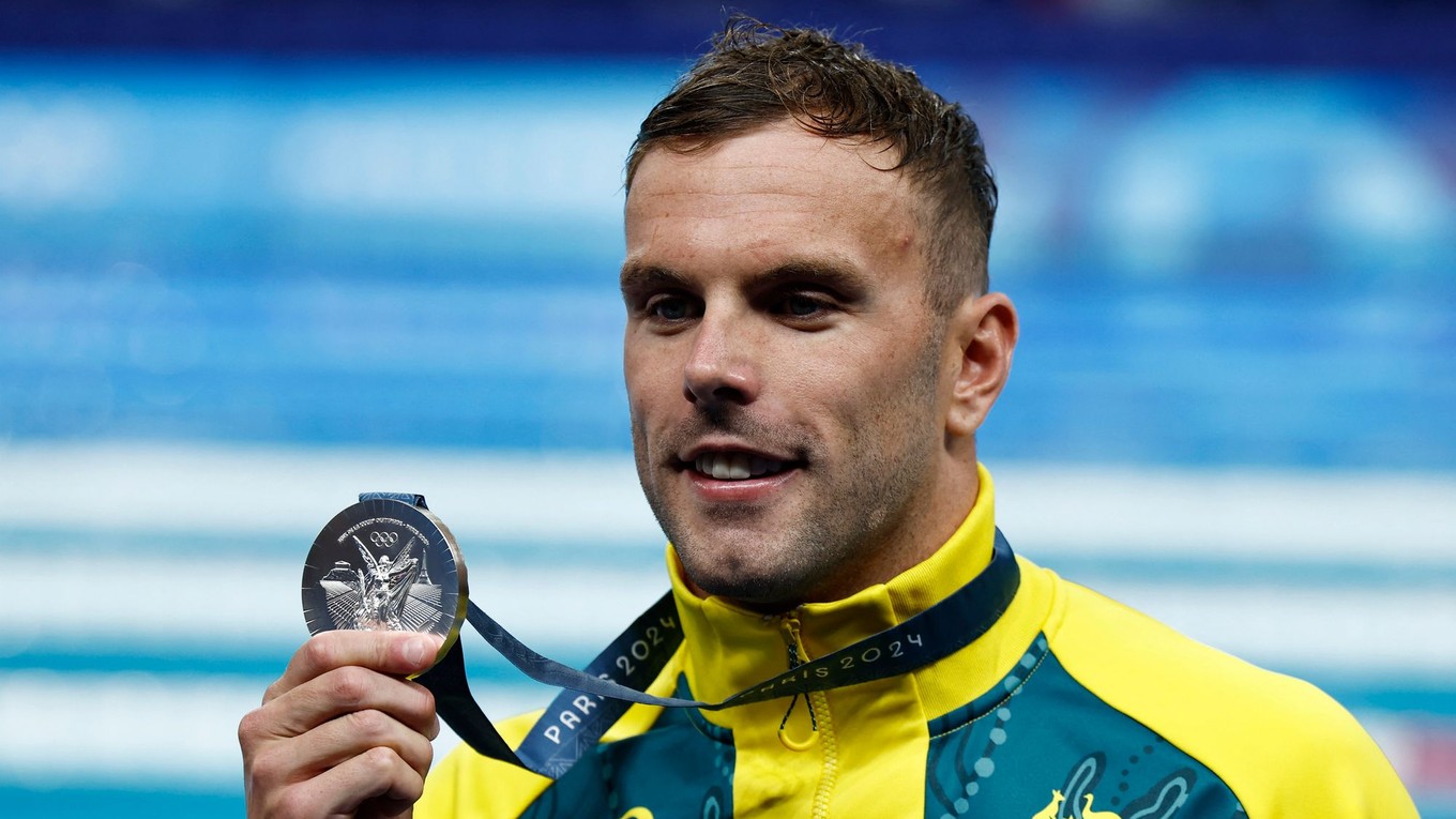 Kyle Chalmers so striebornou medailou na OH 2024 v Paríži.