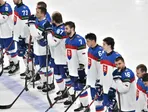 Slovenskí hokejisti po prehre v zápase Slovensko - Lotyšsko v skupine A na MS v hokeji 2025.