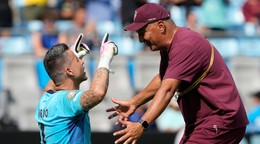 Brankár Fluminense Fabio sa raduje s trénerom