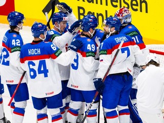 Víťazná radosť slovenských hokejistov po zápase základnej A-skupiny Slovensko - Francúzsko na MS v hokeji 2025. 