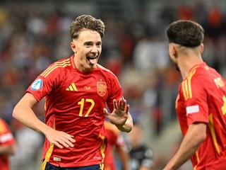 Jesus Rodríguez (vľavo) sa teší po strelenom góle v zápase Španielsko - Taliansko v skupine A na EURO U21 2025.