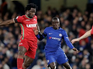 N'Golo Kanté (vpravo) v drese Chelsea.