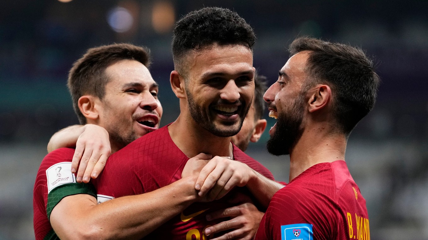 Goncalo Ramos sa teší z gólu so svojimi spoluhráčmi. 