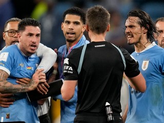 Hráči Uruguaja protestujú pred rozhodcom Danielom Siebertom.