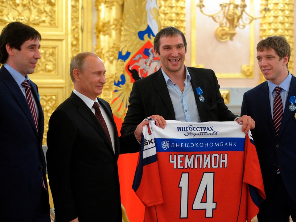Danis Zaripov (vľavo), vedľa neho ruský prezident Vladimir Putin a hokejisti Alexander Ovečkin a Nikolaj Kuľomin.