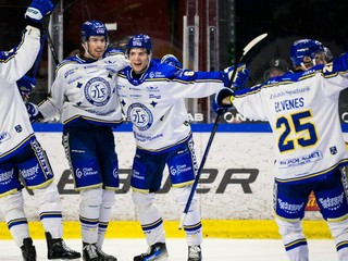 Zľava Marek Hrivík a Peter Cehlárik so spoluhráčmi z klubu Leksands IF.