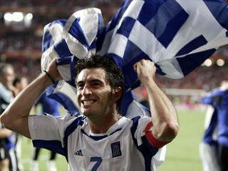 Theodoros Zagorakis oslavuje víťazstvo Grécka na EURO 2004. 