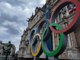 Olympijské kruhy pred parížskou radnicou.
