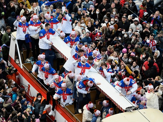 Slovenskí hokejisti počas osláv olympijského bronzu v Bratislave.