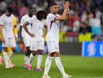Francúzski futbalisti sa lúčia po prehre v semifinále. V popredí Mbappé. 