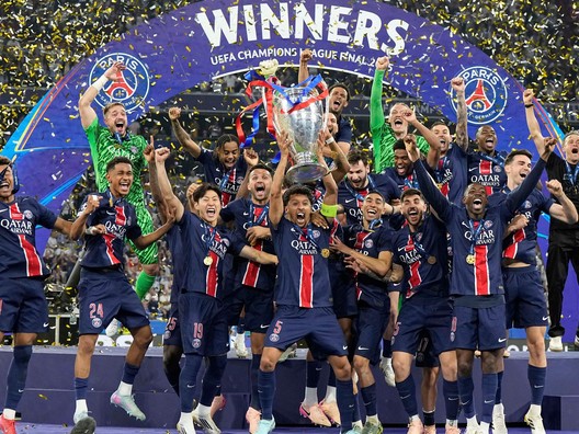 Futbalisti Parížu St. Germain oslavujú s trofejou pre víťaza Ligy majstrov. 