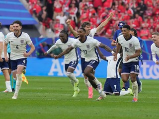 Futbalisti Anglicka oslavujú postup do semifinále EURO 2024.