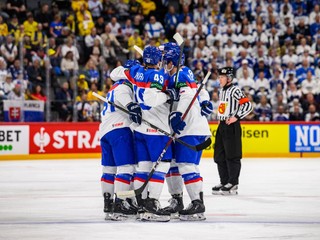 Radosť slovenských hokejistov po góle v zápase Slovensko - Fínsko na MS v hokeji 2025.