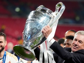 Tréner Realu Madrid Carlo Ancelotti s trofejou pre víťaza Ligy majstrov.