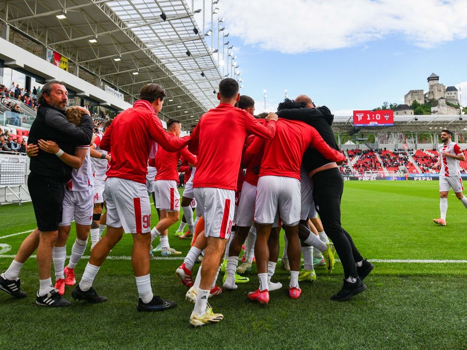 Futbalisti AS Trenčín oslavujú gól v baráži.