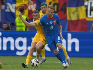 Ondrej Duda v súboji o loptu.