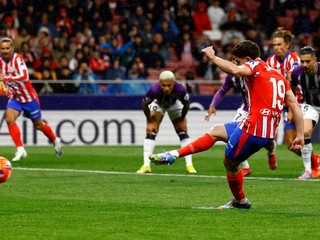 Julián Álvarez počas penalty v zápase Atlético Madrid - Real Valladolid v 31. kole La Ligy.