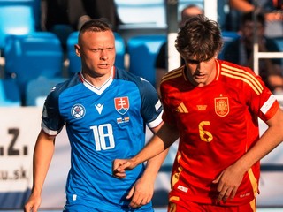Nino Marcelli (vľavo) počas zápasu Slovensko 2:3 Španielsko.