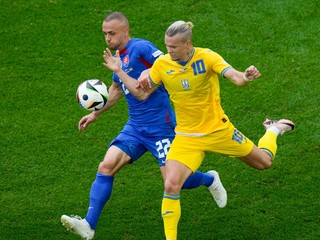 Stanislav Lobotka a Mychajlo Mudryk v súboji o loptu v zápase Slovensko - Ukrajina v skupine E na EURO 2024 (ME vo futbale).