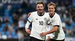 Nick Woltemade a Nelson Weiper sa tešia z gólu v zápase Nemecko - Slovinsko v skupine B na EURO U21 2025.