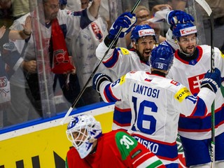Zľava Marek Hrivík, Róbert Lantoši a Lukáš Cingel sa tešia po strelenom góle v zápase Slovensko - Maďarsko v kvalifikácii ZOH 2026.