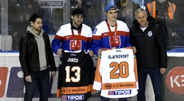 Na snímke zľava športový manažér HC Košice Gabriel Spilar, slovenskí hokejoví reprezentanti Tomáš Jurčo a Juraj Slafkovský a prezident klubu HC Košice Július Lang.