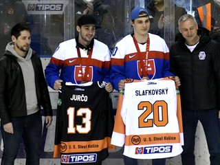 Na snímke zľava športový manažér HC Košice Gabriel Spilar, slovenskí hokejoví reprezentanti Tomáš Jurčo a Juraj Slafkovský a prezident klubu HC Košice Július Lang.