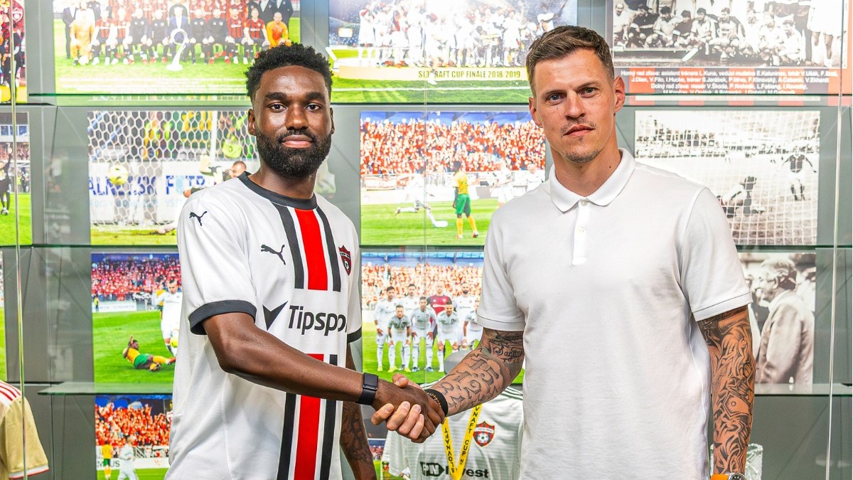 Patrick Emeka Nwadike a Martin Škrtel pri podpise zmluvy v FC Spartak Trnava.