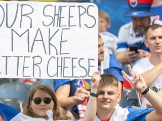Slovenskí fanúšikovia pred zápasom základnej E-skupiny Slovensko - Ukrajina na EURO 2024.