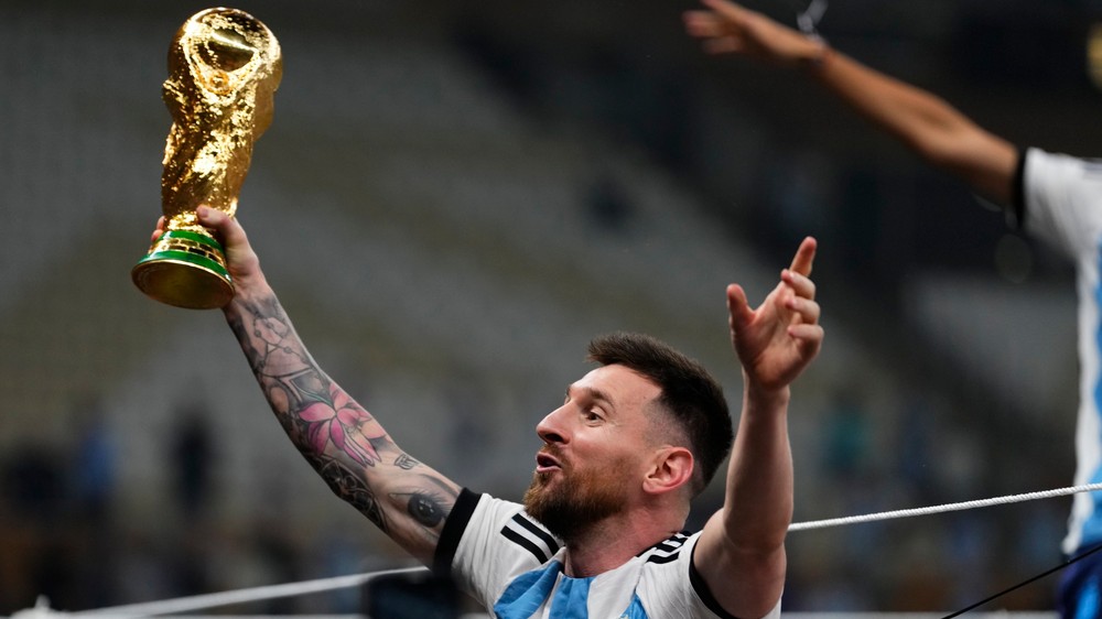 Svet patrí Messimu. Šúchal dlaňami ako chlapec, trofej zdvíhal v čudnom plášti