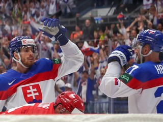 Marek Hrivík a Peter Cehlárik sa tešia po góle v zápase Slovensko - Poľsko na MS v hokeji 2024.