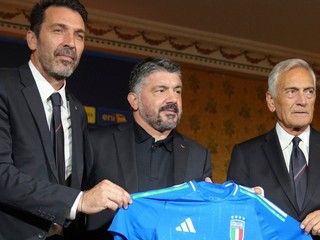 Gennaro Gattuso (v strede) pózuje s talianskym dresom