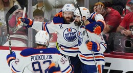 Hráči Edmontonu oslavujú víťazný gól