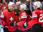 Hokejisti Švajčiarska sa tešia z gólu  Andresa Ambühla (číslo 10).