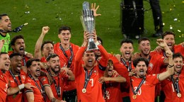 Kapitán Portugalska Cristiano Ronaldo drží trofej pre víťazov Ligy národov UEFA.