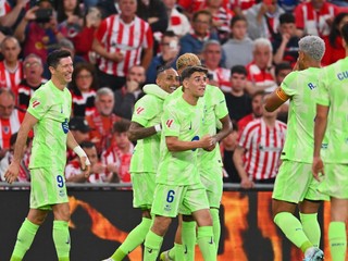 Futbalisti FC Barcelona oslavujú gól.
