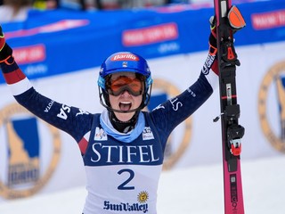 Mikaela Shiffrinová sa raduje v cieli po víťazstve v slalome Svetového pohára alpských lyžiarok v americkom stredisku Sun Valley 