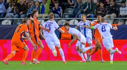 Fínski futbalisti sa tešia po strelenom góle v zápase Fínsko - Holandsko v skupine D na EURO U21 2025.