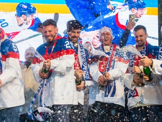 Slovenskí hokejisti pri oslavách na Námestí SNP v Bratislave.