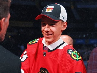 Adam Gajan po tom, ako si ho v drafte NHL 2023 vybral klub Chicago Blackhawks.