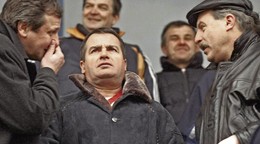 Alexander Rezeš (v strede) bol kedysi najmocnejším mužom v slovenskom futbale. Vľavo je tréner Ján Kozák starší. 