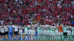Rakúski futbalisti oslavujú víťazstvo nad Holandskom na EURO 2024.