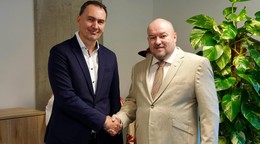 Šéf Slovenského zväzu ľadového hokeja Miroslav Šatan a minister cestovného ruchu a športu Rudolf Huliak.