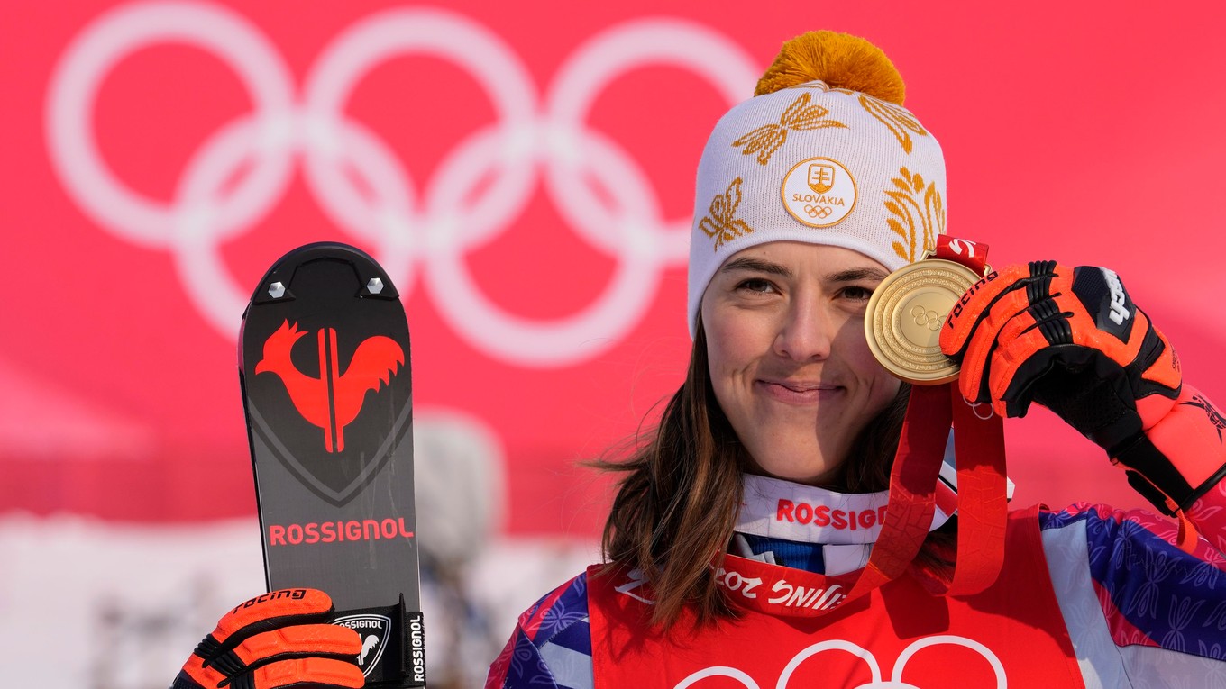 Petra Vlhová so zlatou medailou zo ZOH Peking 2022.