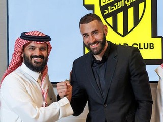Karim Benzema pri podpise novej zmluve v saudskoarabskom Al Ittihad.