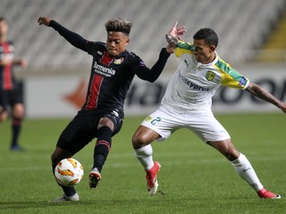 Leon Bailey (vľavo) v drese Leverkusenu.