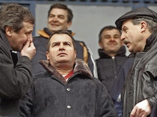 Alexander Rezeš (v strede) bol kedysi najmocnejším mužom v slovenskom futbale. Vľavo je tréner Ján Kozák starší. 