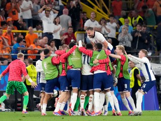 Anglickí reprezentanti sa tešia po triumfe v zápase Holandsko - Anglicko v semifinále EURO 2024.