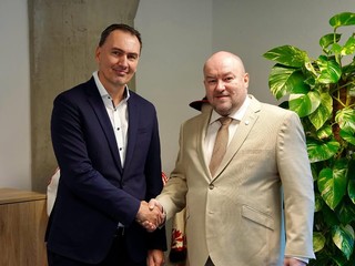 Šéf Slovenského zväzu ľadového hokeja Miroslav Šatan a minister cestovného ruchu a športu Rudolf Huliak.