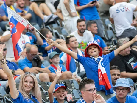 Slovenskí fanúšikovia pred zápasom Slovensko - Rumunsko v skupine E na EURO 2024.